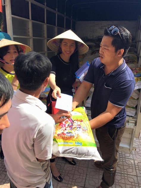 Một số người dù mang danh luật sư nhưng có lẽ trình độ hiểu biết hạn chế nên hùng hồn khẳng định: Thủy Tiên nói về việc trao quà từ thiện tại miền Trung