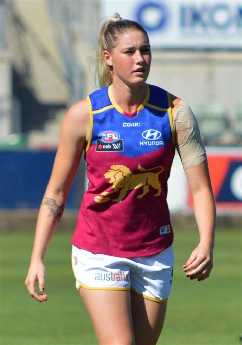 The photo on which the statue is based of tayla harris kicking the ball during the aflw match between western bulldogs and carlton blues. Tayla Harris | MR.SPORT