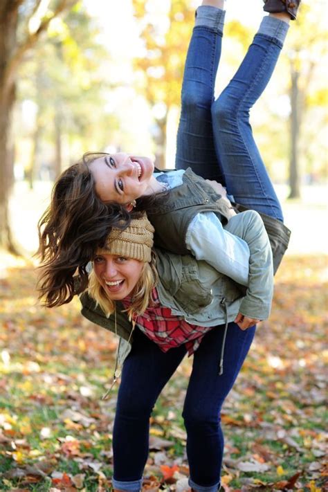 21 Super Cute Photo Ideas To Take With Your Friends This Fall With
