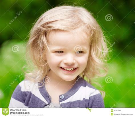 Retrato Do Close Up De Uma Menina Loura De Sorriso Com Cabelo Encaracolado Imagem De Stock