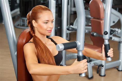 Ženy Sú V Cvičení Dravšie Odkazuje Fitnes Tréner A Radí Ako Cvičiť Po
