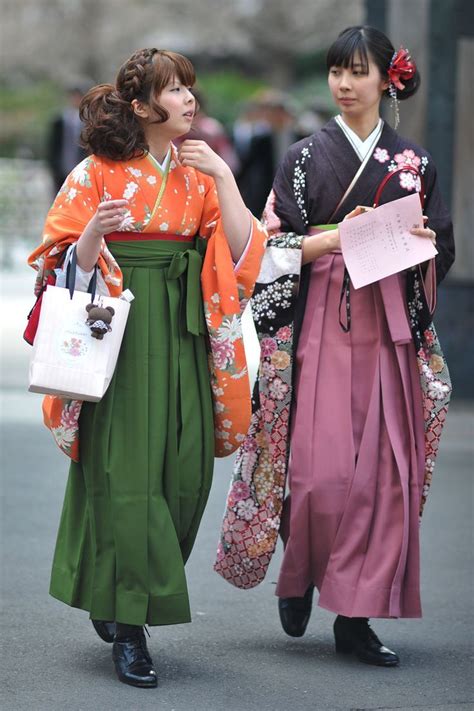2 Women Dressed In Kimono And Hakama Kimono Japan Japan Fashion