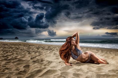 デスクトップ壁紙 日光 女性 赤毛 モデル 海岸 砂 空 ビーチ 髪を手にする 地平線 ビキニ 休暇 ロマンス 雲 美しさ 海洋 画像 水域 風の波
