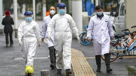 Lawan Virus Corona Perawat Di China Cukur Rambut Panjang Hingga Botak