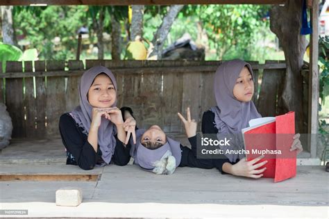 Asiatische Muslimische Mädchen Tragen Hijab Und Lesen Buch Im Rustikalen Pavillon Stockfoto Und