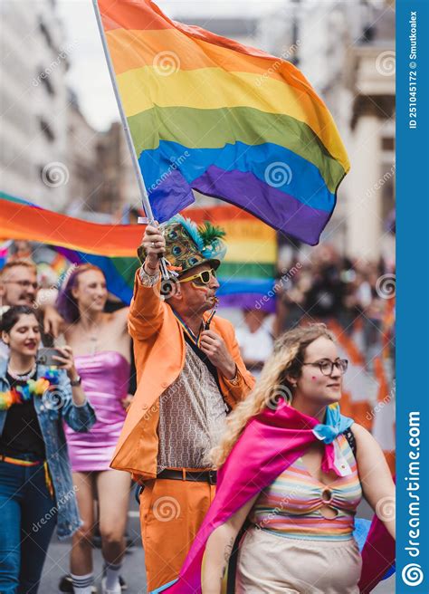 Gente Con Banderas Y Carteles Celebrando El Desfile Del Orgullo Londres