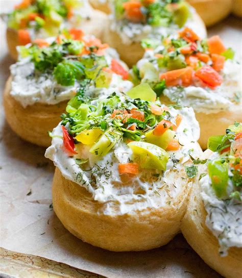 With delicious dishes like crostini toasts, dips, and all kinds of cheeses, these appetizers are sure to become a festive addition to the party. Christmas Wreath Appetizers | SoupAddict.com