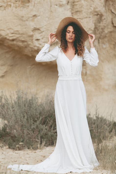 Meine passion ist es, hochwertig gefertigte hochzeitsmode aus feinsten stoffen mit viel liebe zum detail zu kreieren. Boho Hochzeitskleid / Vintage Hochzeit / Light & Lace ...