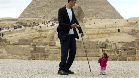 Worlds Tallest Man Meets Worlds Smallest Woman For Photoshoot In