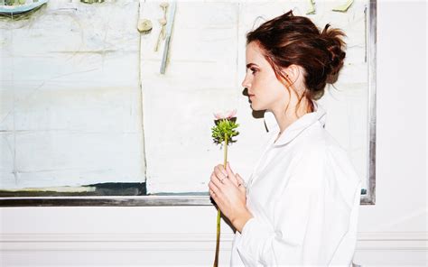 2880x1800 Emma Watson Holding Flower Macbook Pro Retina Hd 4k