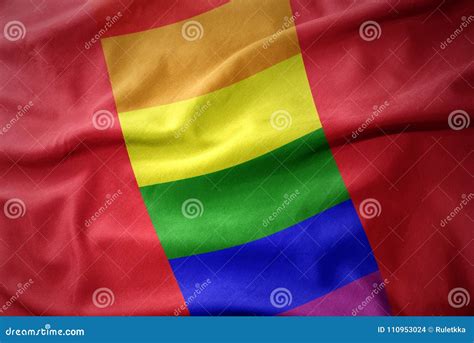 bandera de la bandera del orgullo gay del arco iris de perú que agita foto de archivo imagen
