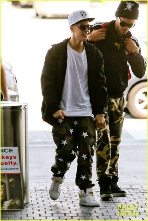 photo justin bieber pants slide down low airport 16 photo 3096166 just jared entertainment