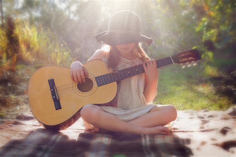 Girl With Guitar Wallpapers Top Free Girl With Guitar Backgrounds Wallpaperaccess