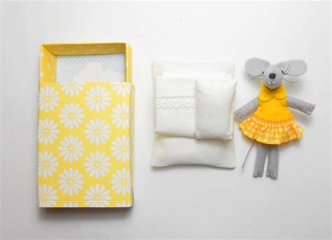 Felt Felt Playset Mouse Plush Floral Yellow Miniature In Matchbox Bed