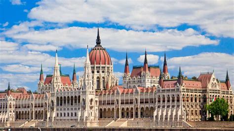 Het gebied van het huidige hongarije wordt voor het eerst genoemd als de romeinen rond het begin van de jaartelling het deel ten westen van de donau bezetten en toevoegen aan de provincie pannonia. Boedapest tips | Boedapest, Boedapest hongarije, Hongarije