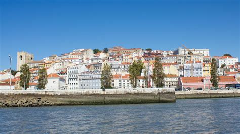 Weitere ideen zu lissabon, portugal lissabon, urlaub portugal. Lissabon (Lissabon), Portugal, Strand Och Alfama Kulle ...