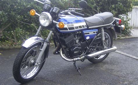 Meu primeiro rolê em cima de uma 600cc e encontro uma 2 tempo monstra, perdi o racha mas valeu a emoção! Yamaha RD250 - Kiefer Classic Racing