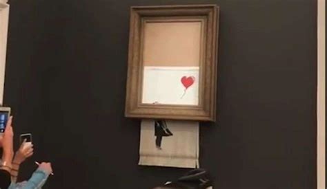 Vidéo Une Oeuvre De Banksy Sauto Détruit En Pleine Vente Aux Enchères