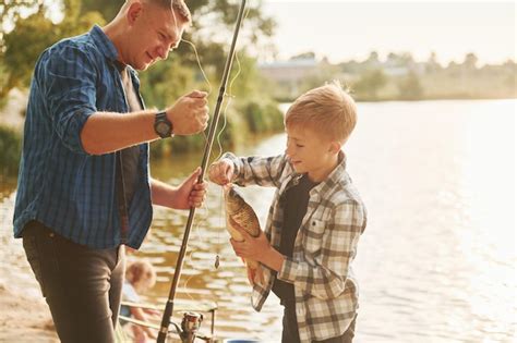 Mostrando La Captura Padre E Hijo Pescando Juntos Al Aire Libre En