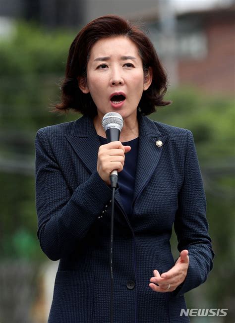서울에서 태어났지만 부산 사람이다! 02:11. 개 발사 - 실시간 검색어 : 나경원 아들