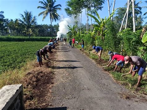 Warga Desa Kertosari Lestarikan Gotong Royong Melalui Kerja Bakti Wujud