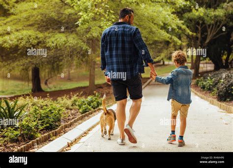 Padre E Hijo Caminando De La Mano Fotos E Imágenes De Stock Alamy