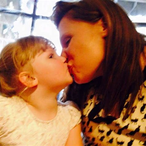 Sprich Mit Mund S Nde Mother Daughter Kissing Lesbian Alice Schnell Umarmung