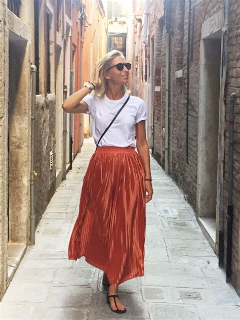 Fall Outfit Inspiration Pleated Maxi Skirt And White Tshirt Venice