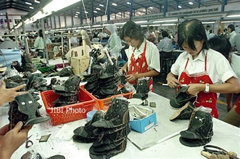 Berpakaian resmi, jokowi ke pabrik sepatu nike. ARTIKEL PRODUSEN ~ SOMETHING TO BUSINESS