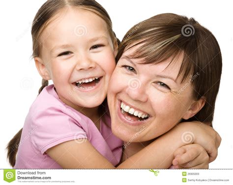 Retrato De Una Madre Feliz Que Abraza A Su Hija Imagen De Archivo