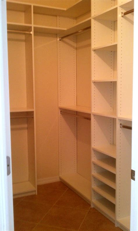 Browse a large selection of contemporary closet organizer options on houzz, including shelf dividers, clothes storage bins and hanging closet organizer designs. L Shaped Closet Organization Ideas | Organizing walk in ...