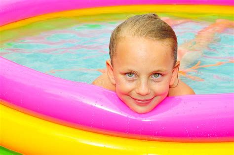 Mädchen Im Aufblasbaren Pool Stockbild Bild Von Kind Rosa 25824339