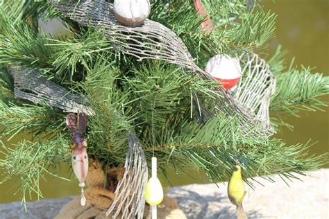Home decorating with an educational look. Lake Themed Christmas Tree. | Christmas tree themes ...