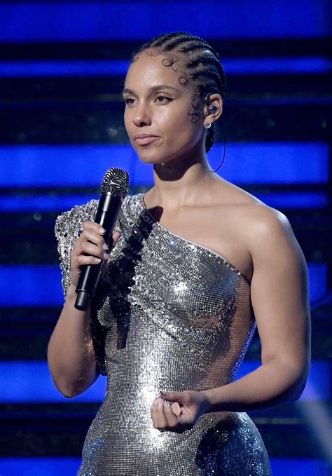 Grammys Alicia Keys Steals The Show As Host And Performer But Fans Are More Impressed