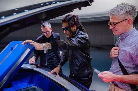 Lenny Kravitz Builds Out A “futuristic” 300000 Electric Cadillac Nccrea
