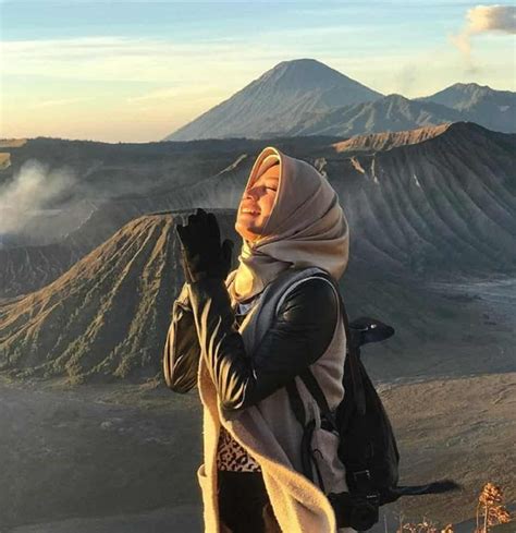 10 Ide Outfit Mendaki Untuk Traveller Berhijab Tetap Kece Di Atas Gunung Fotografi Inspirasi