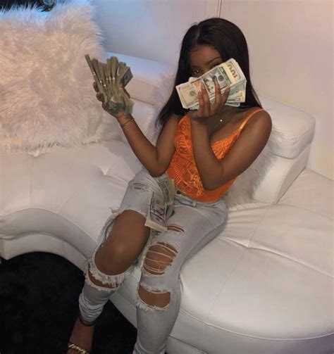 𝔏𝔞𝔱𝔬𝔫𝔶𝔞 𝔅𝔞𝔟𝔶💋 Thug Life Girl Women Money Black Girl Holding Money Aesthetic