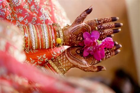 11 Gorgeous Circular Mehndi Designs For Hands Of The Bride And Groom