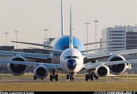 Boeing 737 In Front Of Boeing 777 Showing Tremendous Difference In
