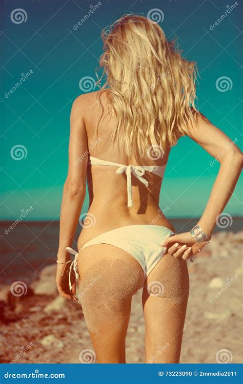 Nalgas Arenosas Atractivas De La Mujer En El Fondo De La Playa El Color Corrige Foto De Archivo