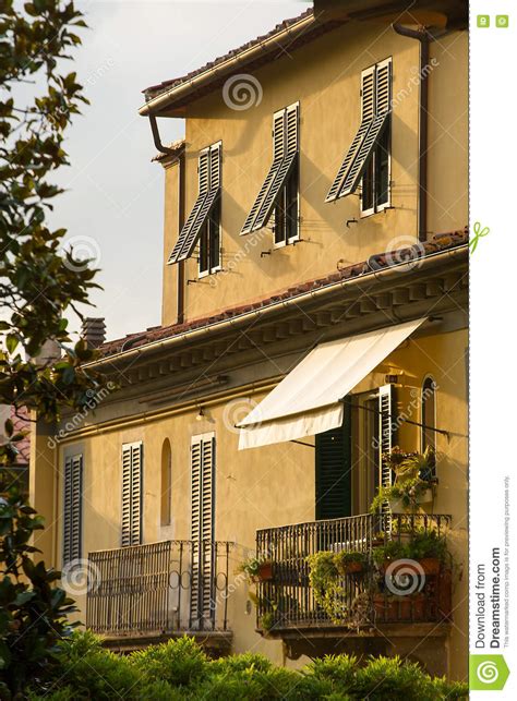 Heute zählt „italienisches dörfchen zu den schönsten gasthäusern deutschlands. Traditionelles Italienisches Haus Im Sonnenunterganglicht ...