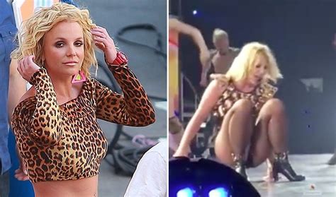 New britney spears merchandise available now! בריטני ספירס נופלת על הבמה - ניוזבוקס
