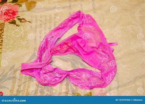 女性，桃红色，在床上的使用的内裤串 迷信 库存照片 图片 包括有 夫人 粉红色 色情 短内裤 性别 127079354