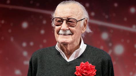 disney celebra 100 años de stan lee con un anuncio del estreno de su documental marca