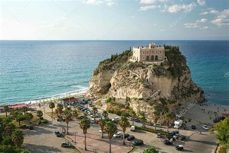 Tropea is a municipality in the province of vibo valentia, in calabria, southern italy. de Zuid-Italië, gebied Calabrië, kerk van tropea stad ...