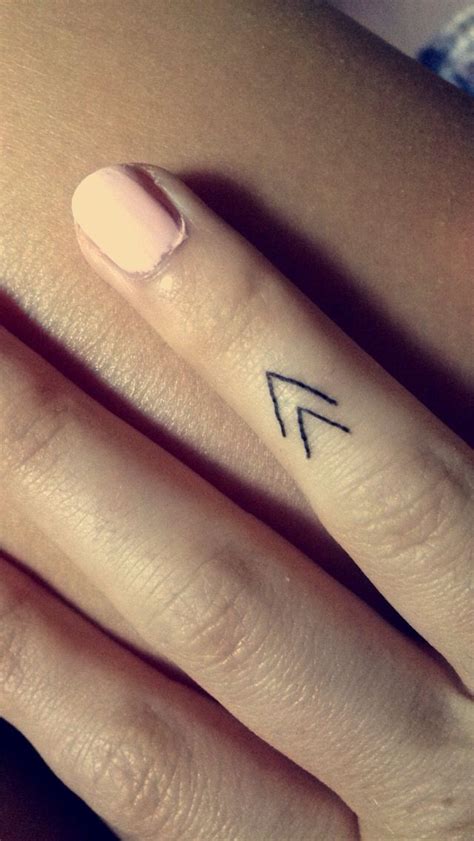 At first glance, those looking at it might be mesmerized, but at a close look its a unique and. Cute arrow finger tattoo! Very artsy and feminine. | Arrow ...