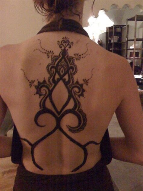 But if you're not quite ready to take the henna tattoos, also called mehndi, are a type of temporary body decoration that developed in india. Best Henna Tattoos for Back: Bold and Beautiful Designs ...