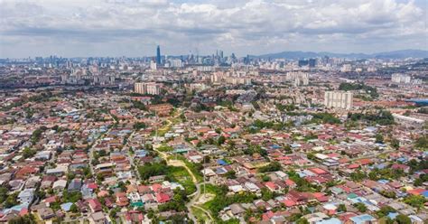 The klang valley is geographically delineated by titiwangsa mountains to the north and east and the strait of malacca to the west. 7 areas in Klang Valley affordable for middle income earners