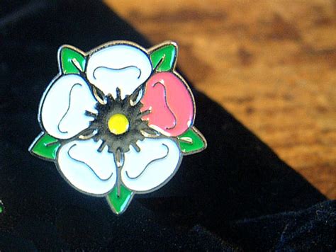 Breast Cancer Research Badge Yorkshire Rose Lapel Pin Yorkshire