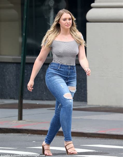 Iskra Lawrence Looks Gorgeous On Video Shoot In New York Daily Mail